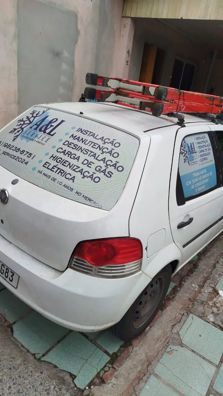 Carro adesivado da A&L Service com escadas no rack