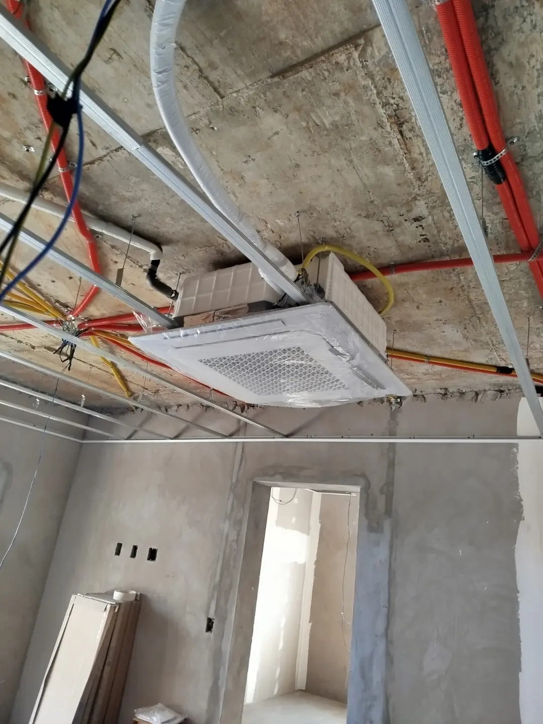 Ar-condicionado cassete instalado no teto de uma obra