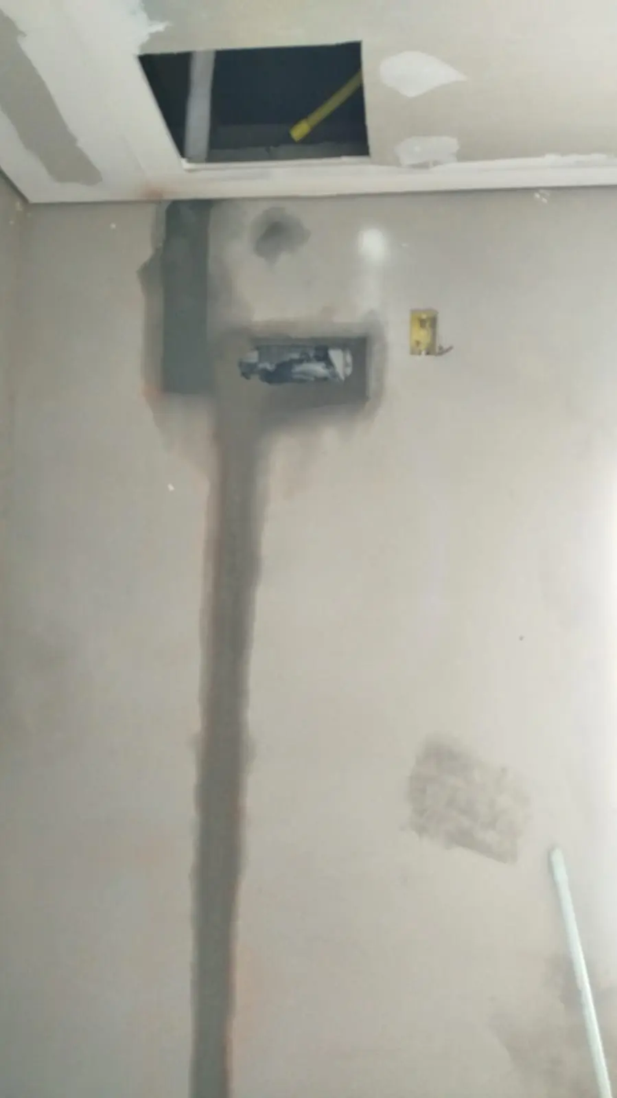 Parede com tubulação de ar-condicionado embutida durante a obra