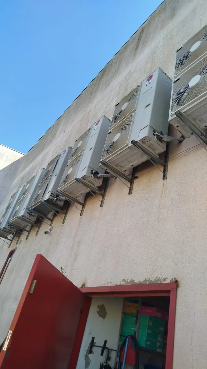 Paredão de condensadoras na fachada de um prédio comercial