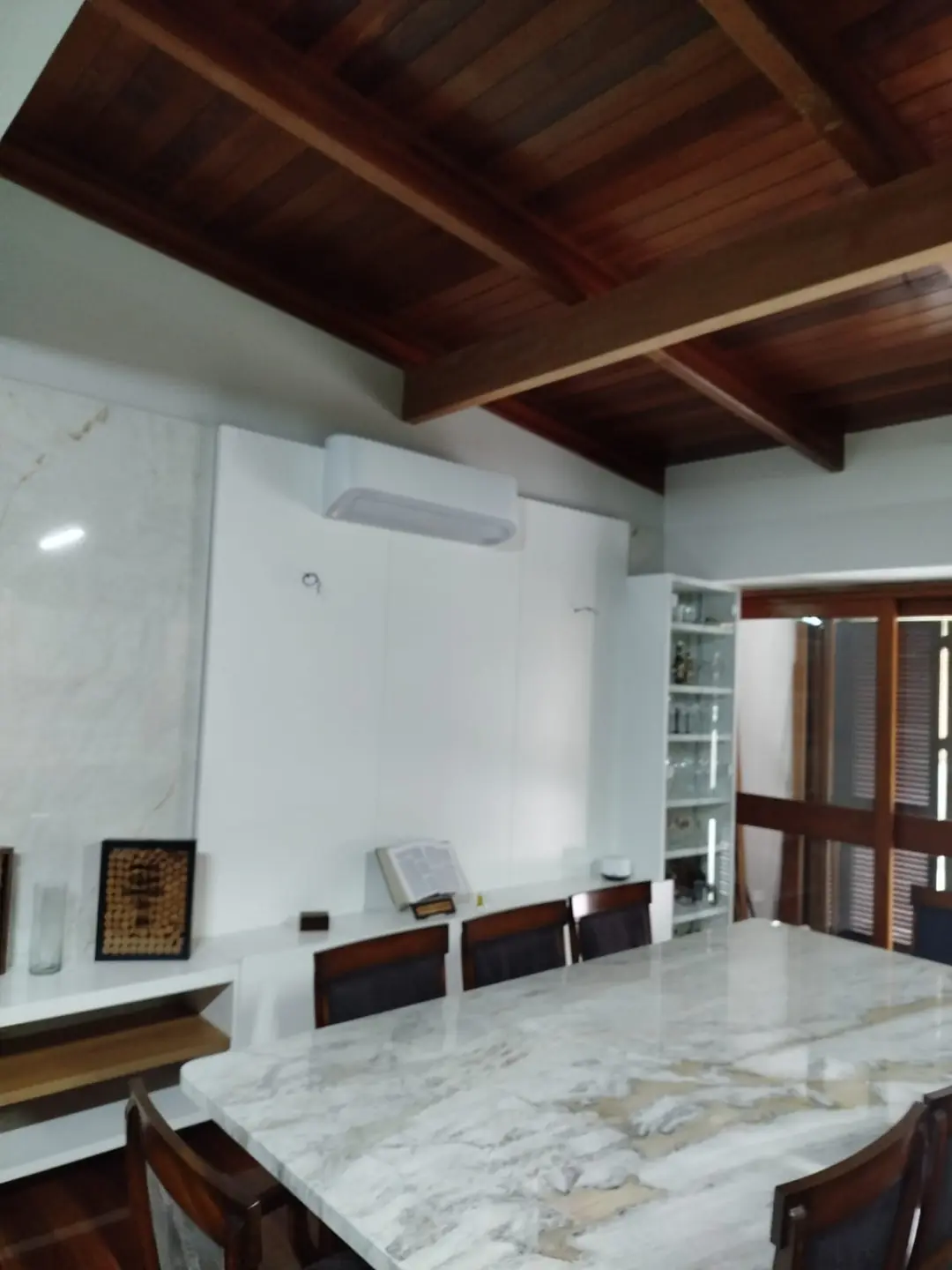 Split instalado em sala de jantar com teto de madeira