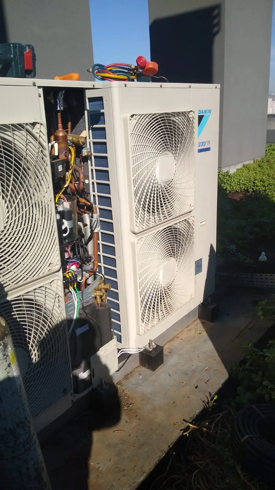 Condensadora de sistema VRV em manutenção na cobertura de um prédio